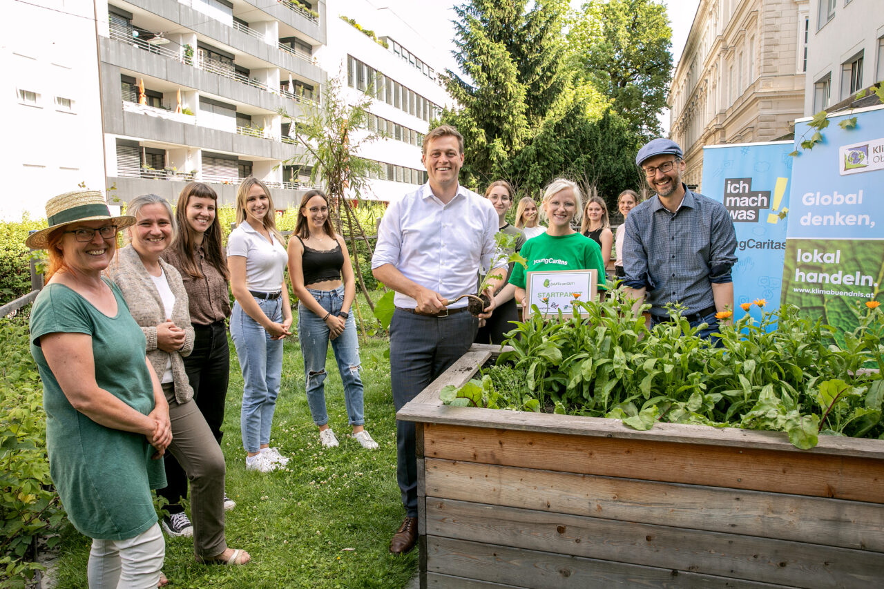 Menschen versammelt um Garten