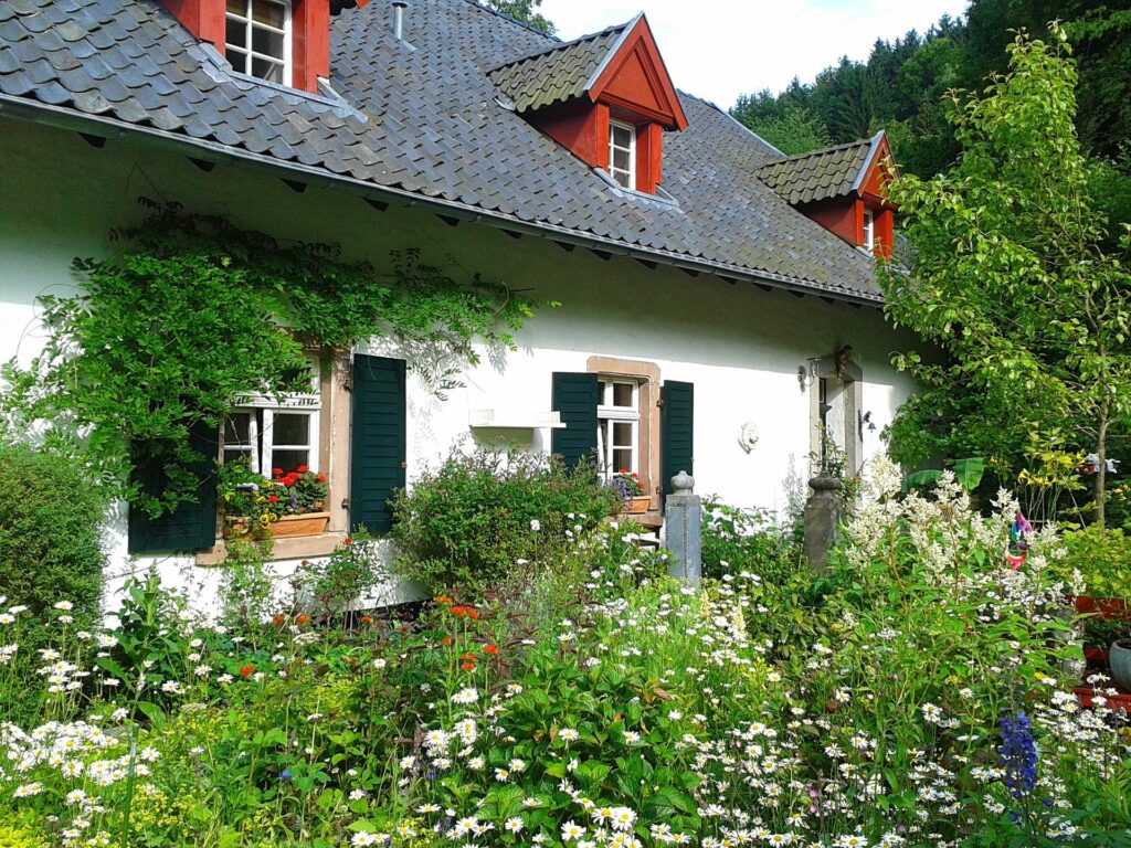 Wohnhaus mit blütenreichem Vorgarten