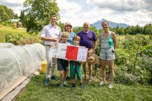 Gewinner Videowettbewerb vor Garten