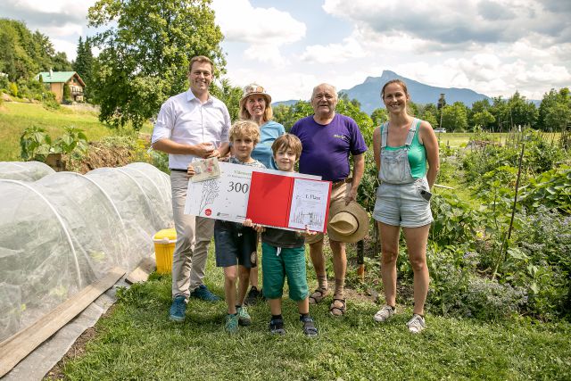 Gewinner Videowettbewerb vor Garten