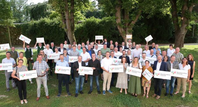 Gruppenbild von der Auszeichnung der Bienenfreundlichen Gemeinde.