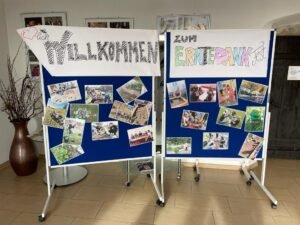 Pinnwände mit Bildern von Kinder beim Garteln