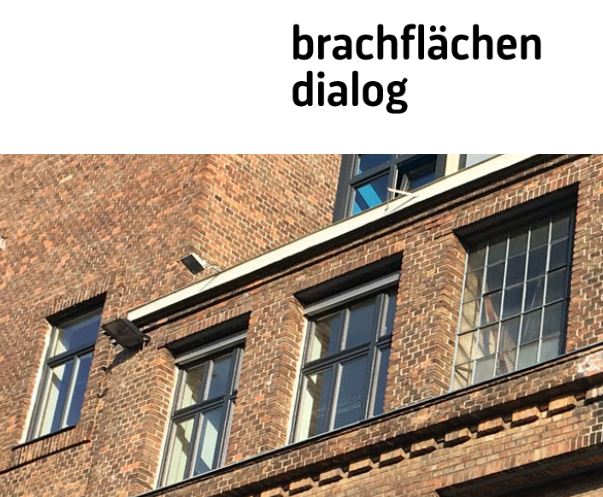 Haus aus Ziegeln mit Fenstern