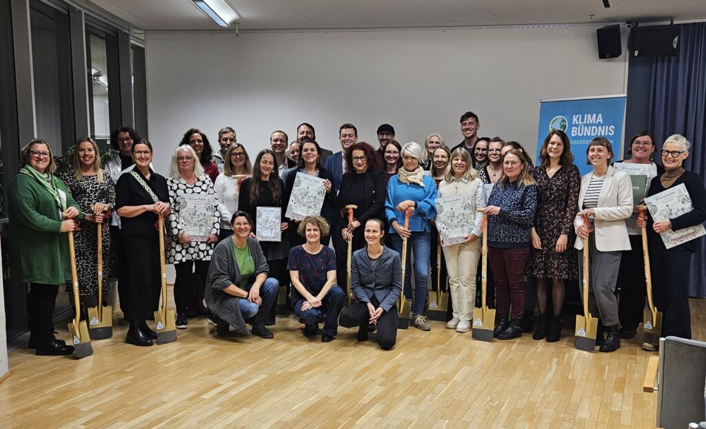 Gruppenfoto mit Landesrat und Bildungseinrichtungen