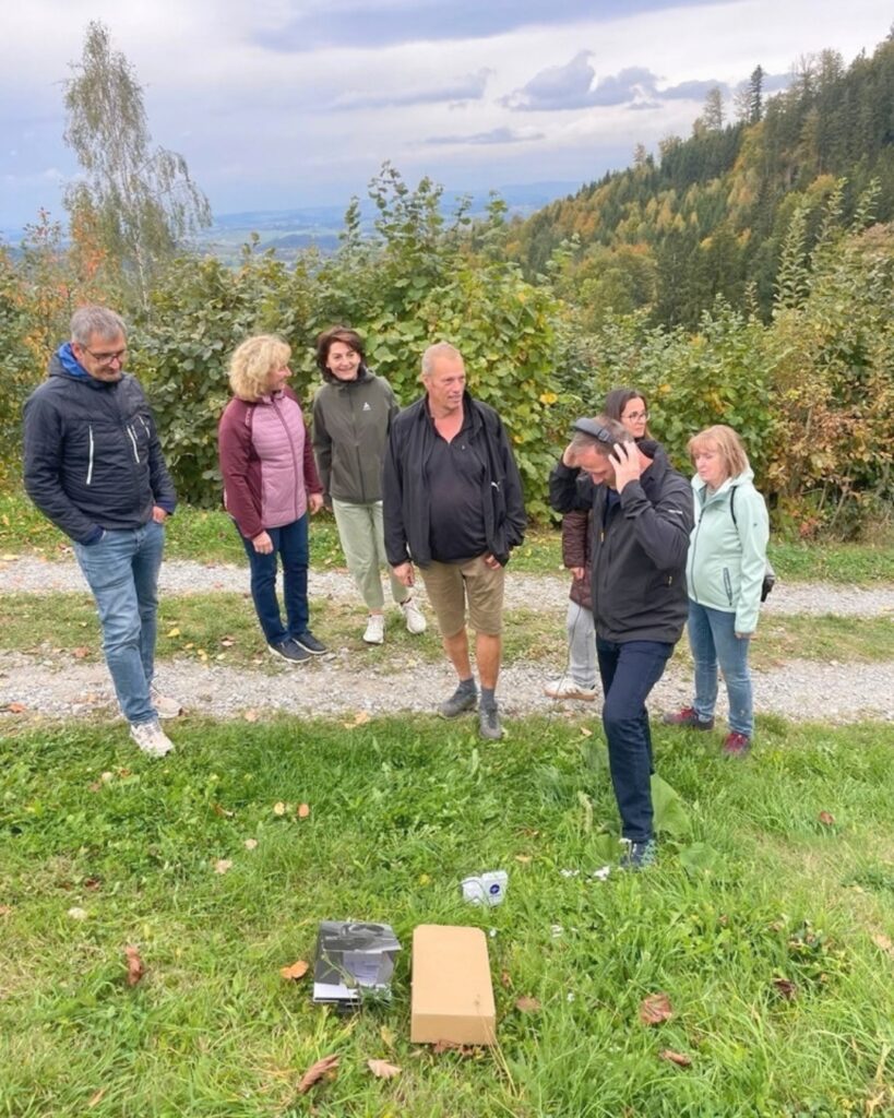 Teilnehmer:innen mit Bodenmikrophon in St. Stefan-Afiesl